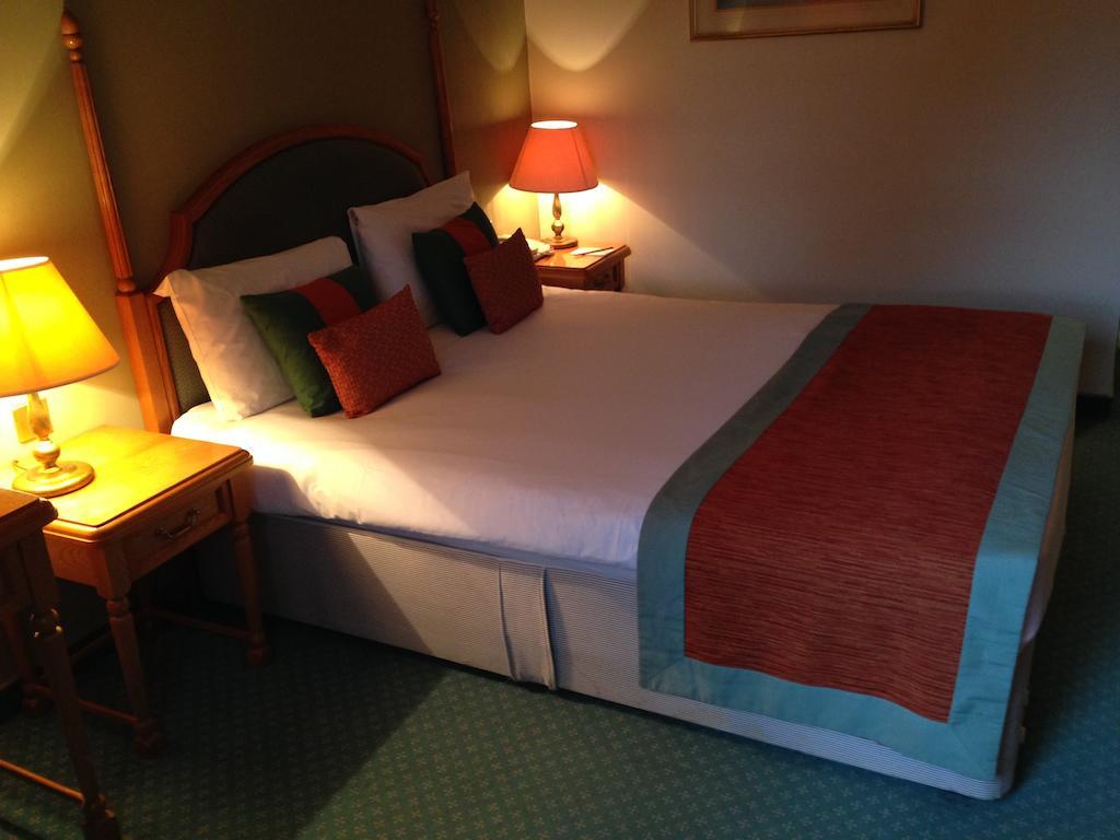 Coulsdon Manor Hotel And Golf Club Croydon Buitenkant foto